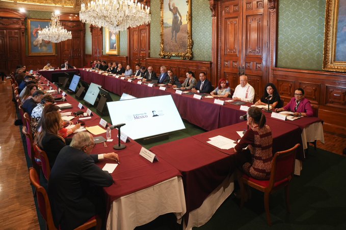 Sheinbaum recibió a los mandatarios estatales en Palacio Nacional. | Foto: X (@Claudiashein)