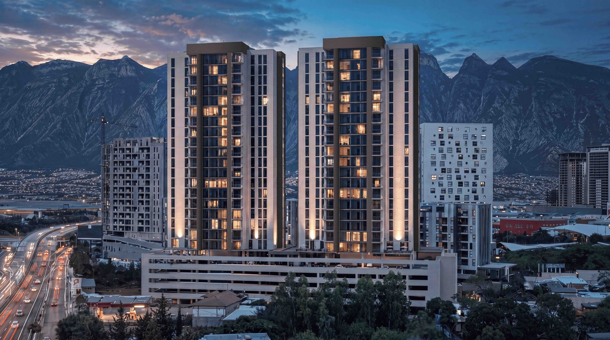 Ubicado frente al majestuoso entorno natural de La Huasteca, combina diseño contemporáneo, conectividad estratégica y amenidades de primer nivel.