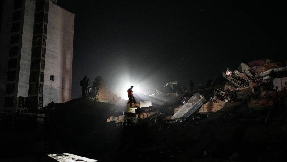 Las agencias de ayuda consideran que las primeras 48 a 72 horas son un periodo crucial para recuperar a personas con vida. | foto: AP