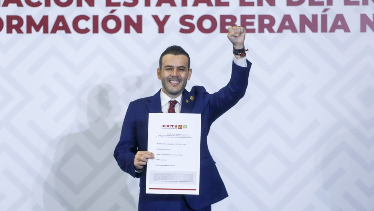 Tras concluir su trámite, el zacatecano exhortó a los demás contendientes a priorizar la unidad del movimiento. | Foto: Especial