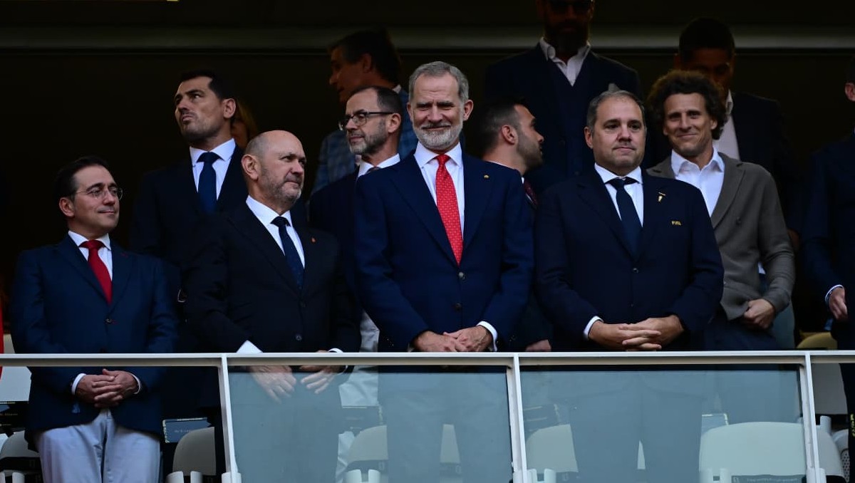 Felipe VI y excampeones del mundo visitan el Estadio Guadalajara para el partido Uruguay vs España (Ariana Pérez)