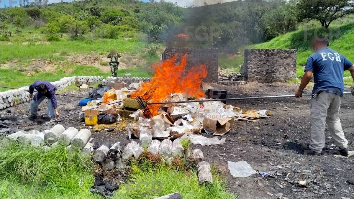 En instalaciones militares de Teotihuacán fueron incinerados más de 400 kilos de drogas aseguradas por la FGR. Foto: Especial