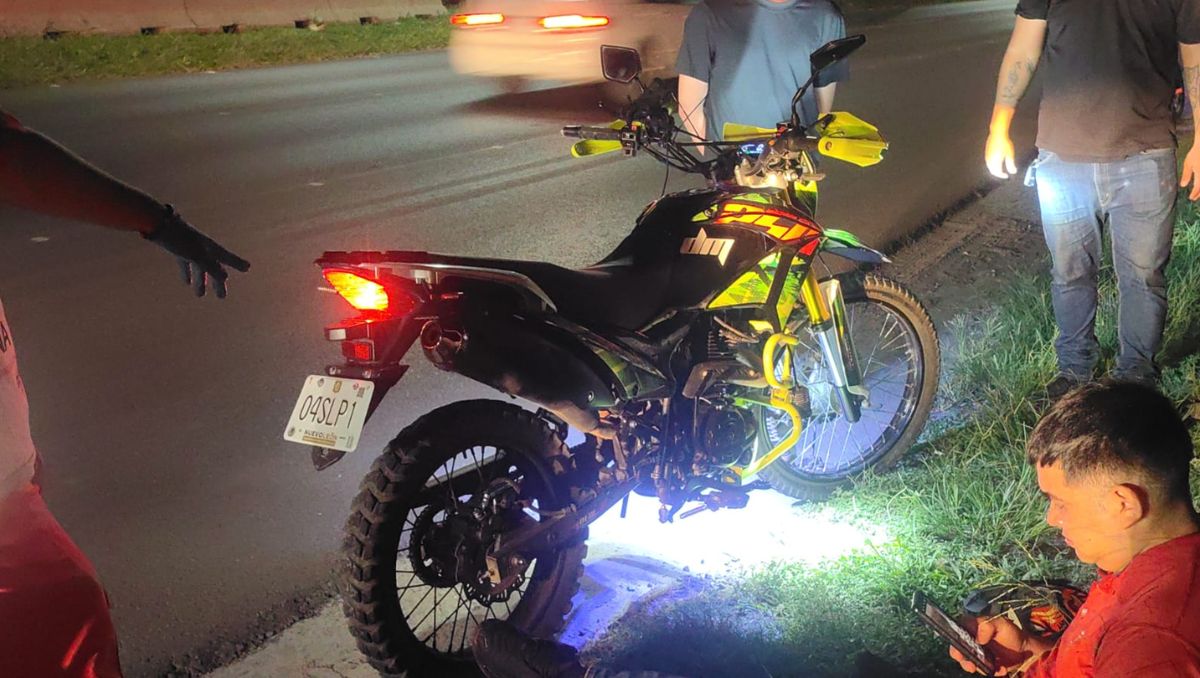 El motociclista presentaba una lesión en su extremidad inferior izquierda. Especial