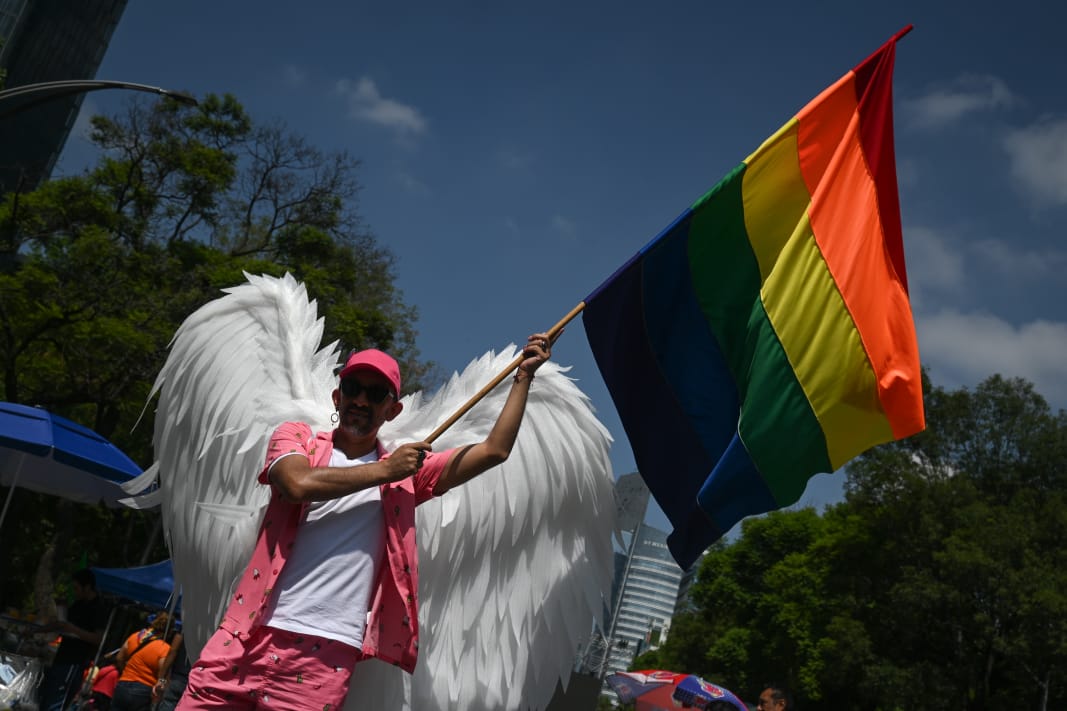 Paseo de la Reforma comienza a llenarse previo a Marcha del Orgullo 2026 | Daniel Augusto