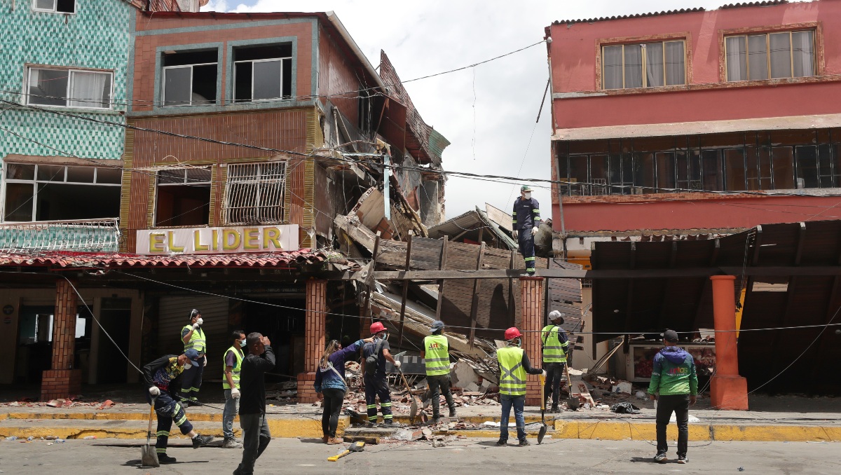 Personas trabajan este sábado, en una zona afectada por los terremotos en Venezuela. |EFE