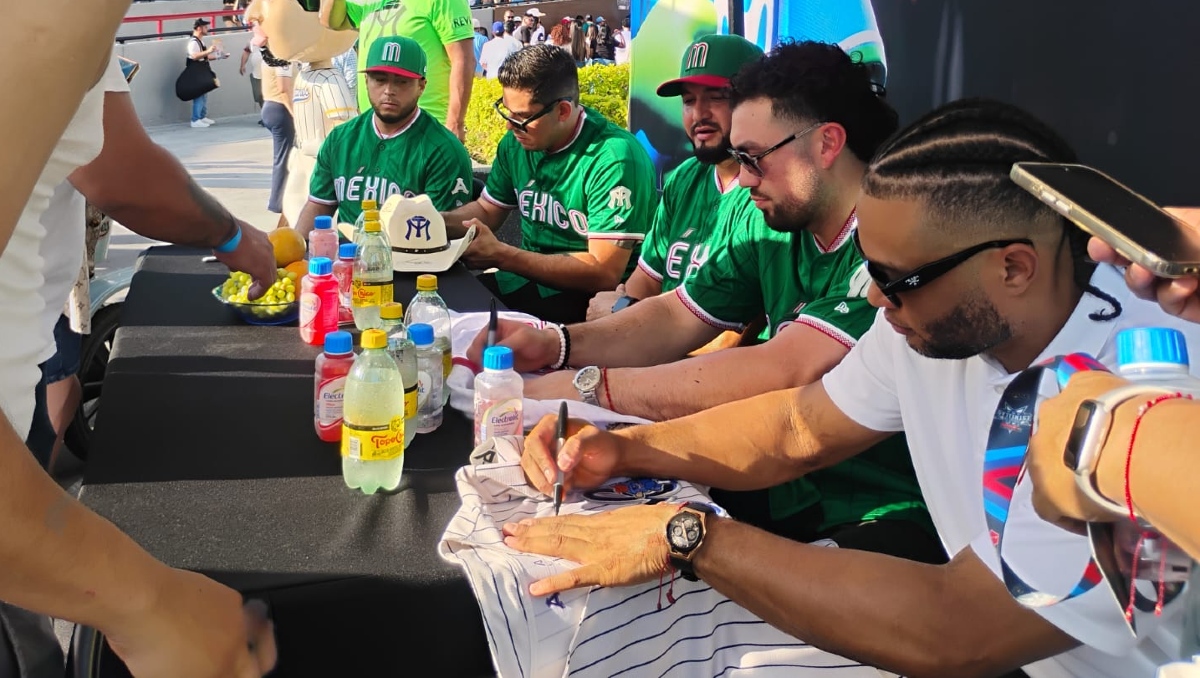 Protagonistas del Juego de Estrellas brindan autógrafos a sus aficionados (Tomás López)