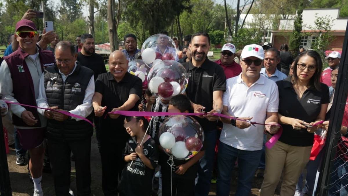Raciel Pérez Cruz inauguró la cancha "Mundial Social" como parte del rescate de espacios públicos en Tlalnepantla. Foto: Especial