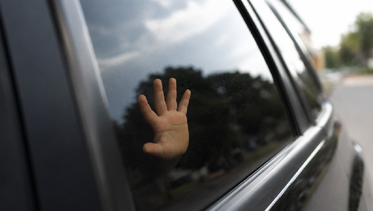 Rescatan a cuatro niños que permanecían solos dentro de un automóvil en León | Imagen ilustrativa