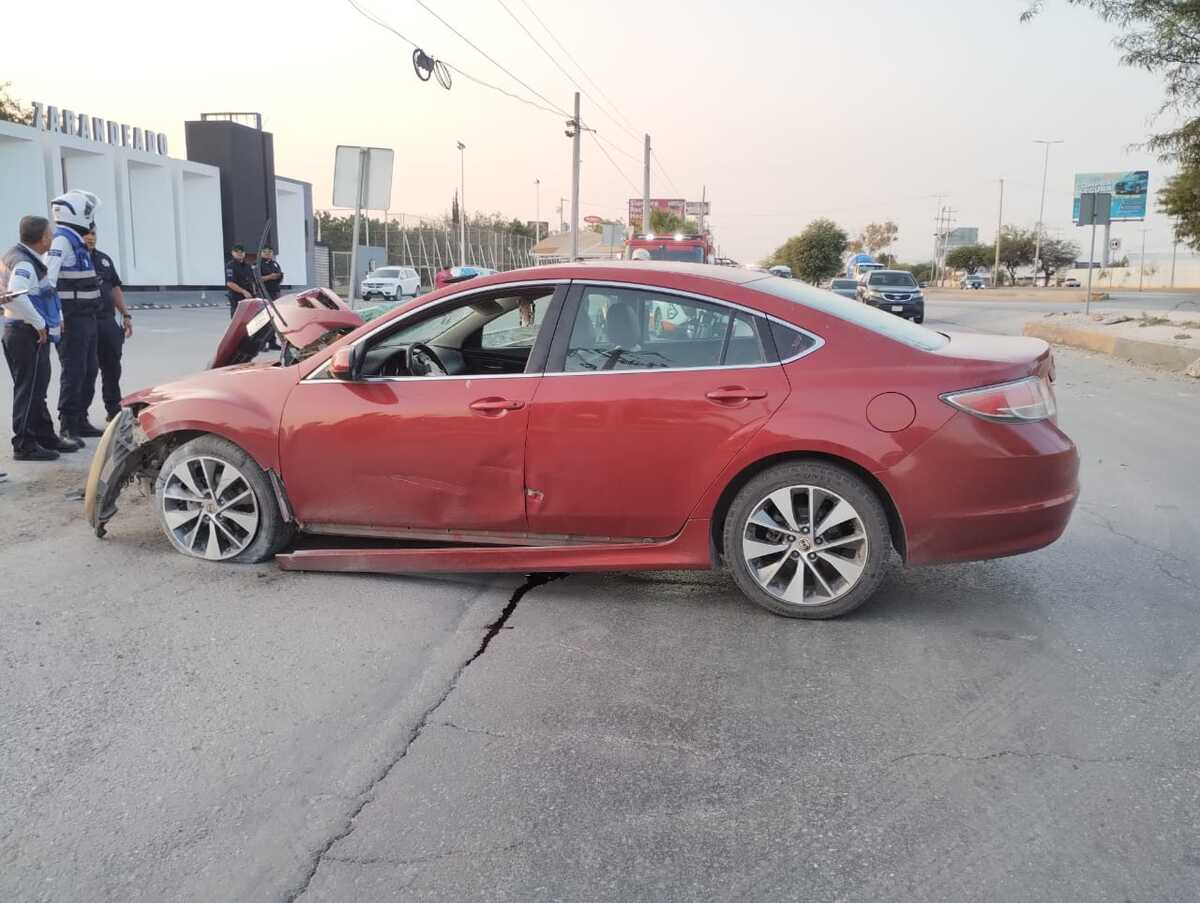 En Torreón, conductor vuelca en el Periférico Raúl López Sánchez. | Cortesía Bomberos y Protección Civil.