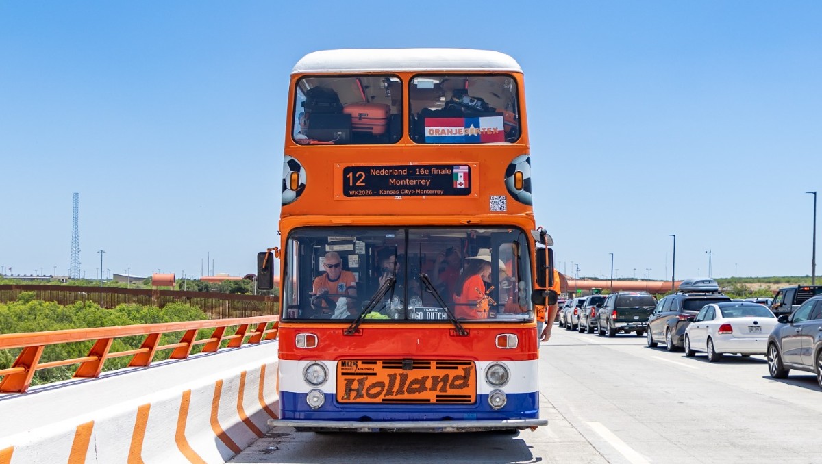 Afición de Países Bajos llega a Monterrey en el 'Orange Bus' (Cortesía)