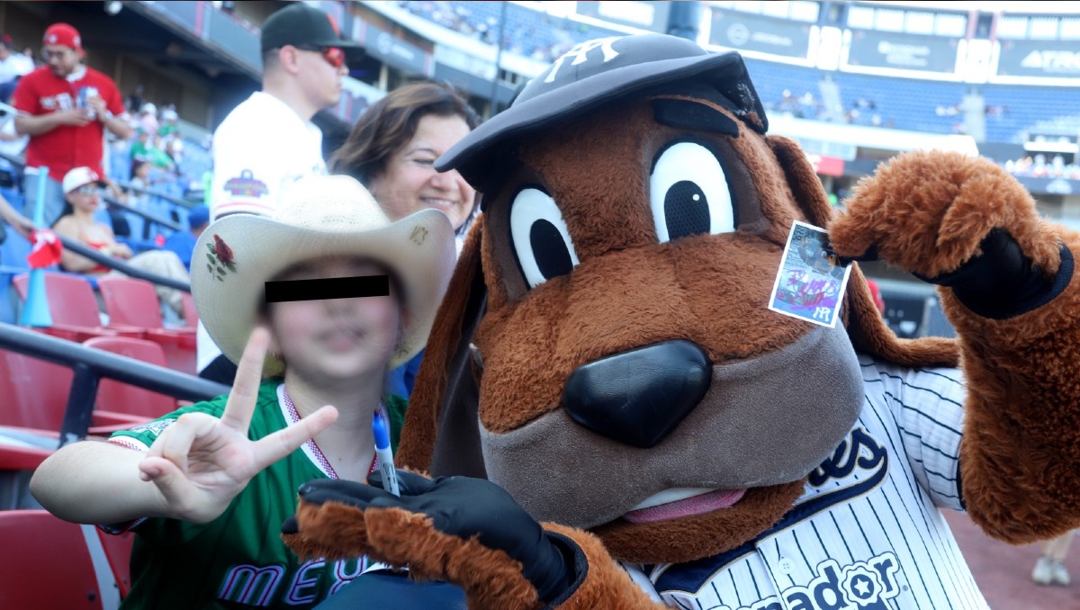 Aficionada posa junto al Perro Sultán durante el Juego de Estrellas de la LMB (Roberto Alanís)