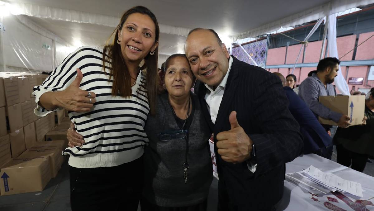 La alcaldesa encabezó la entrega de apoyos | Foto: Especial