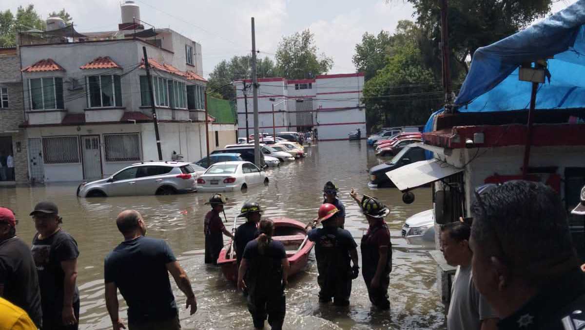 Equipos de emergencias realizan el rescate y traslado seguro de personas adultas mayores en puntos inundados. | Foto: Especial