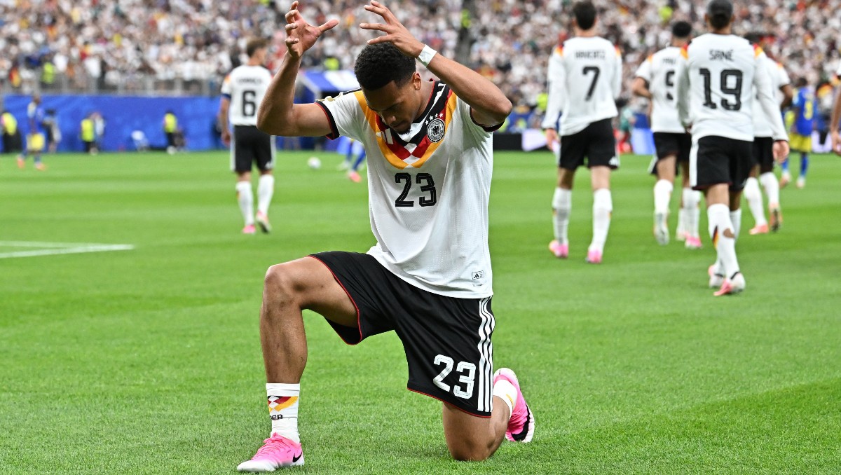 Felix Nmecha celebró su primer gol arrodillándose en la cancha. | Foto: Reuters