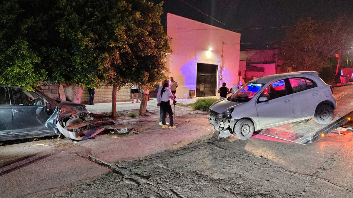 Hombre chocó su auto compacto blanco al ir en estado de ebriedad | Cortesía DSPM