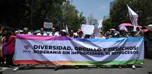 La marcha por el Mes del Orgullo LGBT, celebrada hoy 27 de junio, aprovechó los reflectores por el Mundial para exponer los problemas que aun enfrentan.