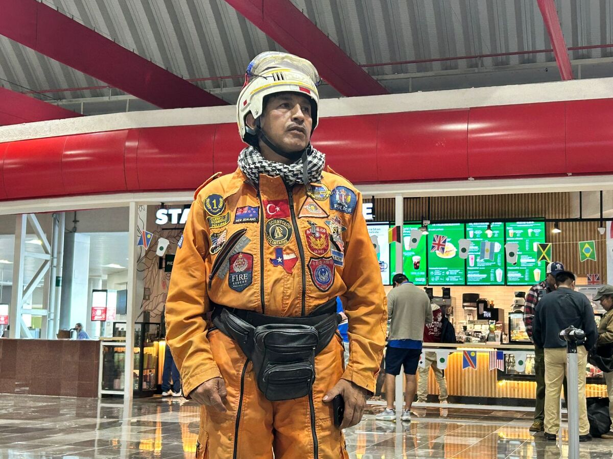 Jorge Héctor, rescatista fundador de los Topos Tlatelolco Azteca, espera luz verde para volar a Venezuela. | Foto: Monserrat Mata