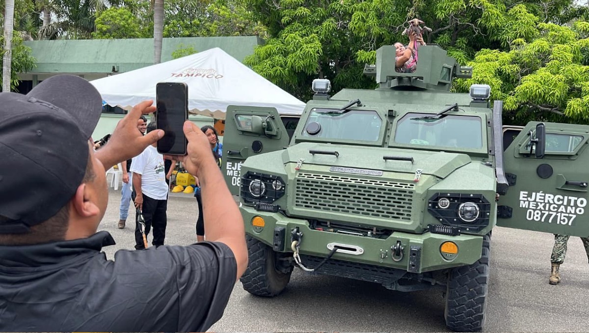 Ni la lluvia detuvo el Paseo Dominical en el 15 Batallón de Infantería en Tampico. (Yazmín Sánchez)