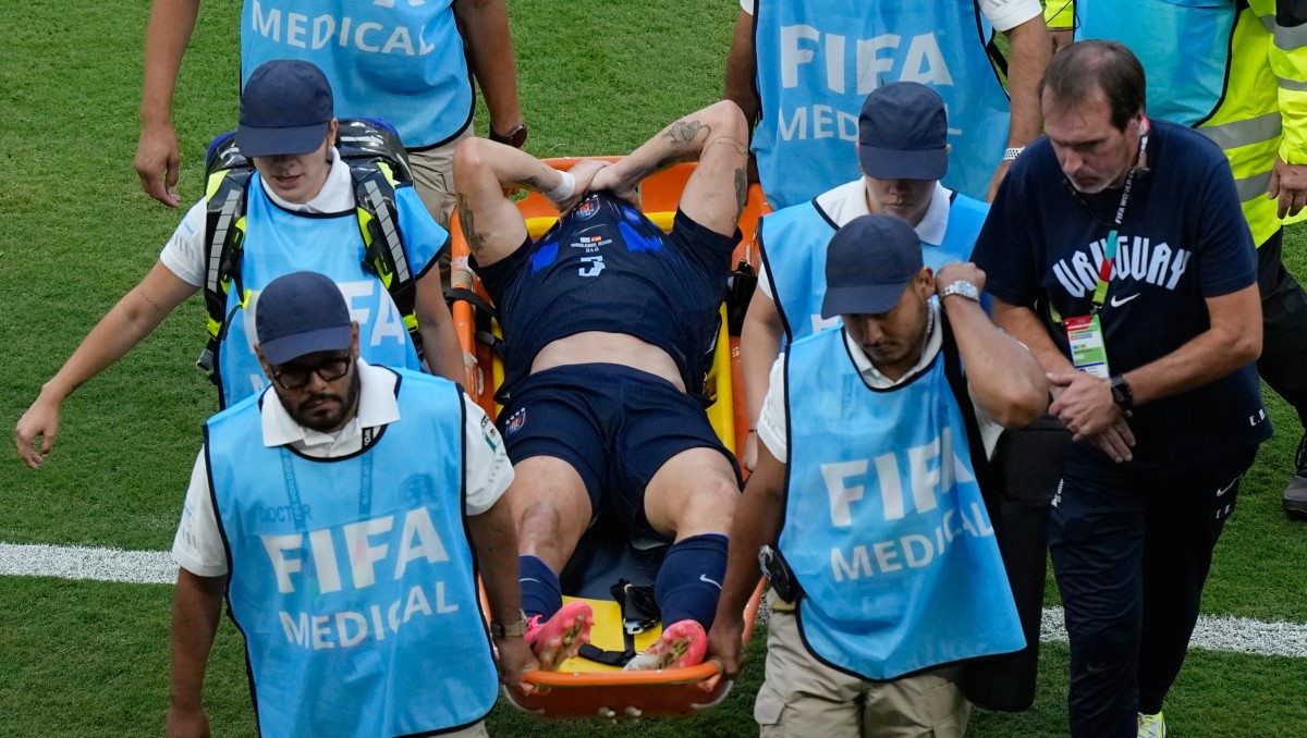 Manuel Ugarte se rompió el ligamento cruzado de la rodilla derecha (AP)
