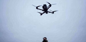Militar controla un dron FPV de la empresa General Cherry en el polígono, en Ucrania