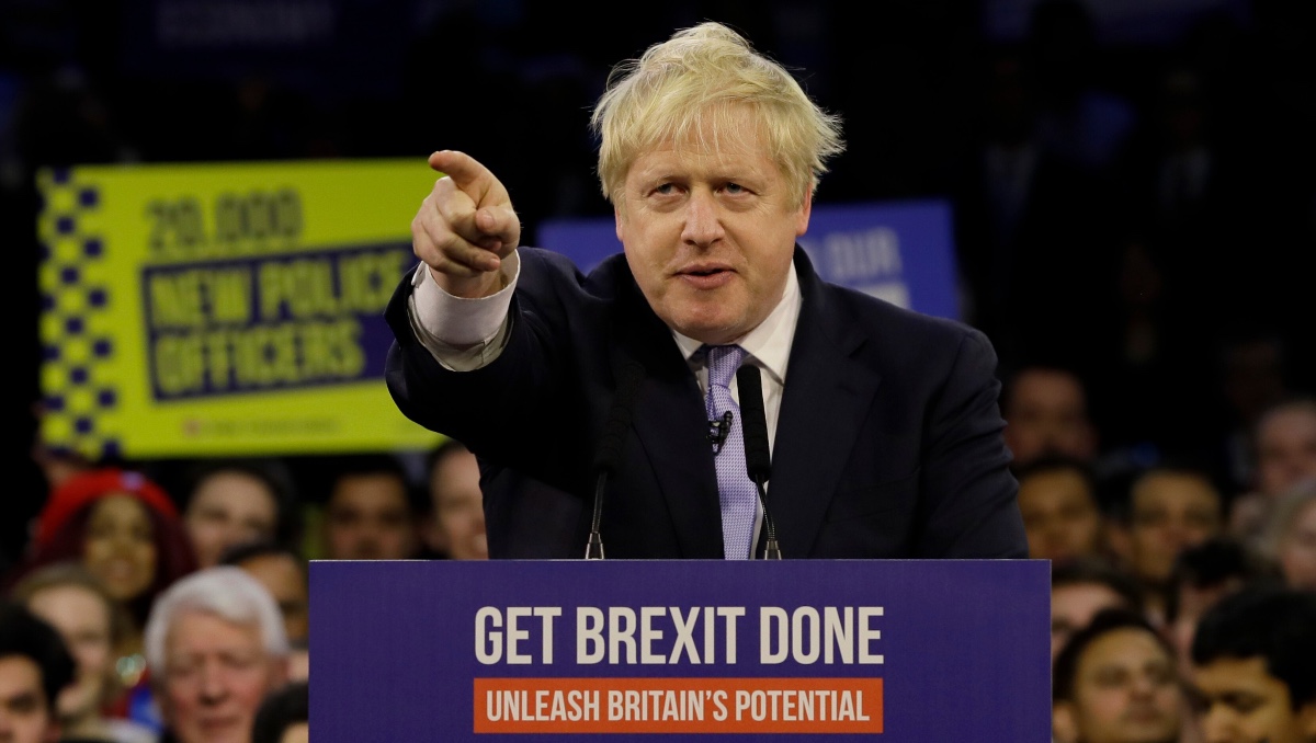 El primero ministro británico, Boris Johnson habla durante su mitin final de campaña del Partido Conservador en el Copper Box Arena en Londres. | AP