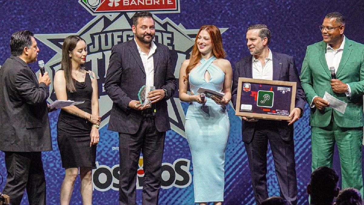 Recibe el Club Pericos de Puebla reconocimiento | Cortesía