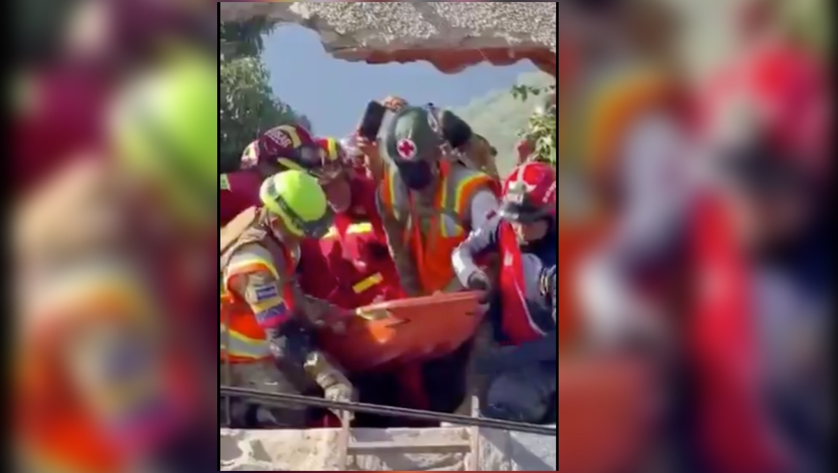 Rescatan a señora que llevaba más de 80 horas atrapada en los escombros de un edificio en La Guaira. | X: Delcy Rodríguez