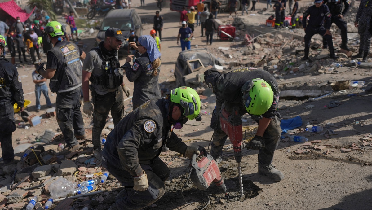 Voluntarios y residentes buscan sobrevivientes entre los escombros de edificios colapsados en Caraballeda. | AP