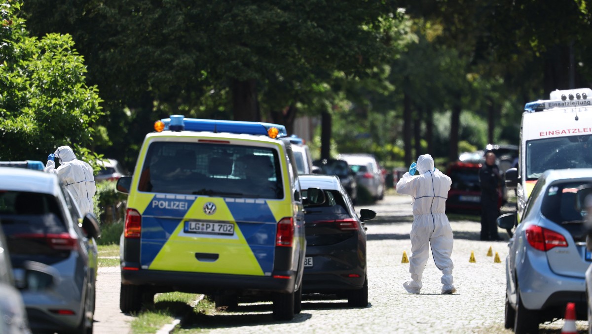 Agentes de policía y equipos de rescate trabajan cerca del lugar donde cinco personas murieron en un tiroteo en Stade, en el norte de Alemania. | AFP
