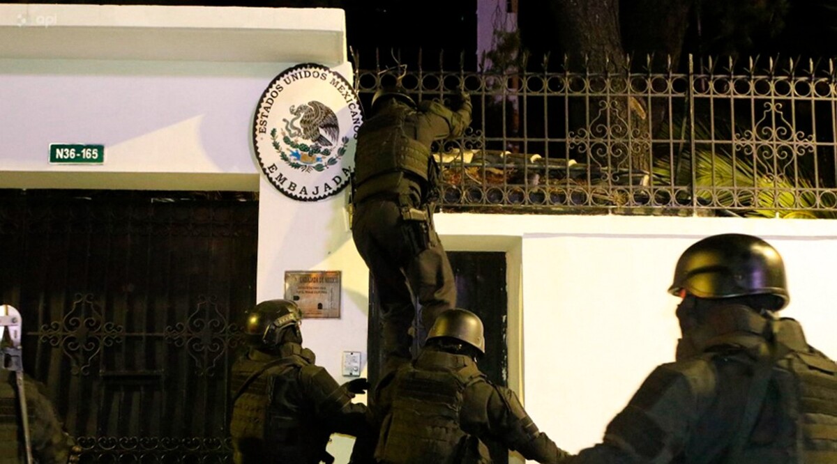 En 2024, autoridades de Ecuador irrumpieron en la Embajada de México para detener a Jorge Glass. | Foto: AFP