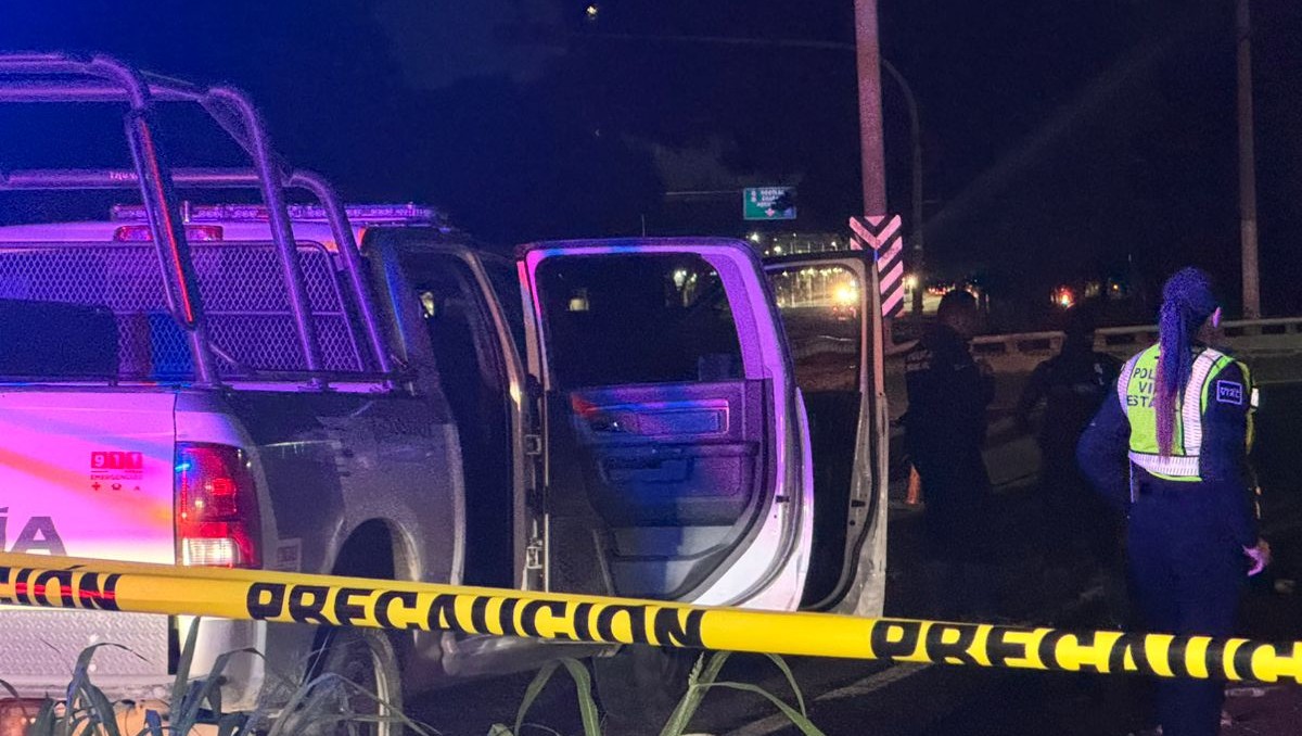 Autoridades llegaron hasta el lugar donde quedó el cuerpo de la persona en carretera a Chapala (Alan Castellanos)