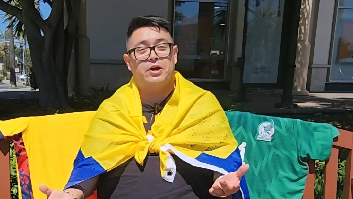 Con la bandera de Ecuador sobre los hombros, aunque México se convirtió en el país donde formó su familia. (Especial)