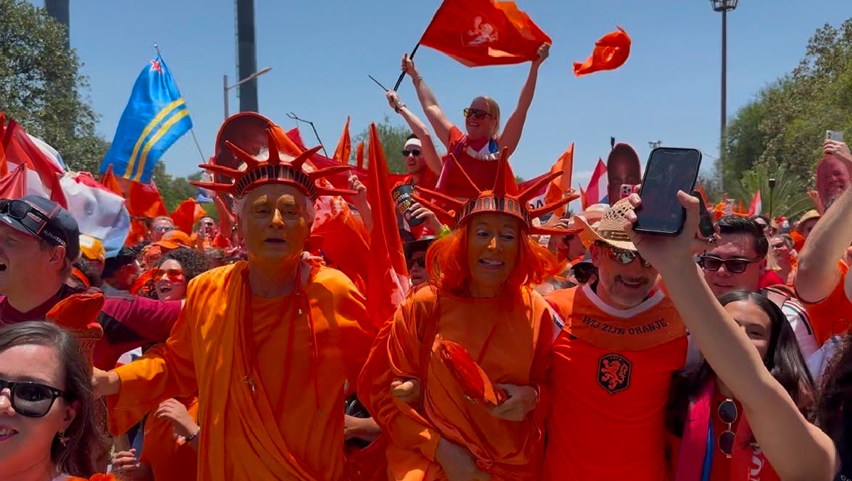 Caravana de Países Bajos pinta de naranja el Parque Fundidora de Monterrey (Jorge Rosales)