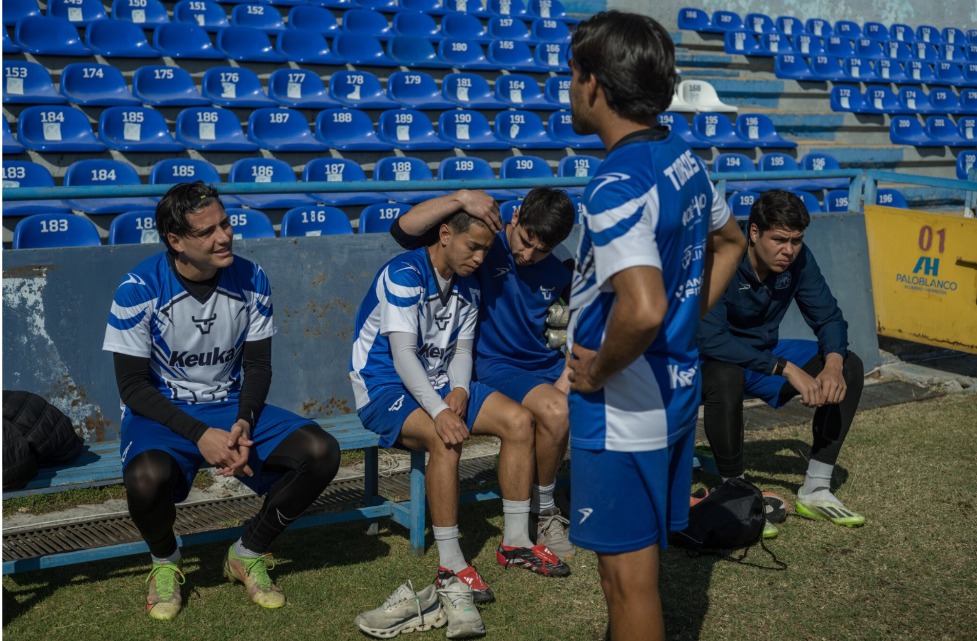 Ahora, los cárteles están intentando controlar las ligas locales de fútbol. | Foto: The New York Times