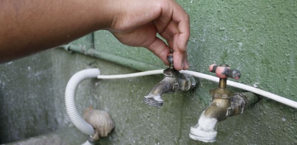 Estimación promedio de agua potable para atender las necesidades diarias por persona es de 200 litros. ARCHIVO MILENIO