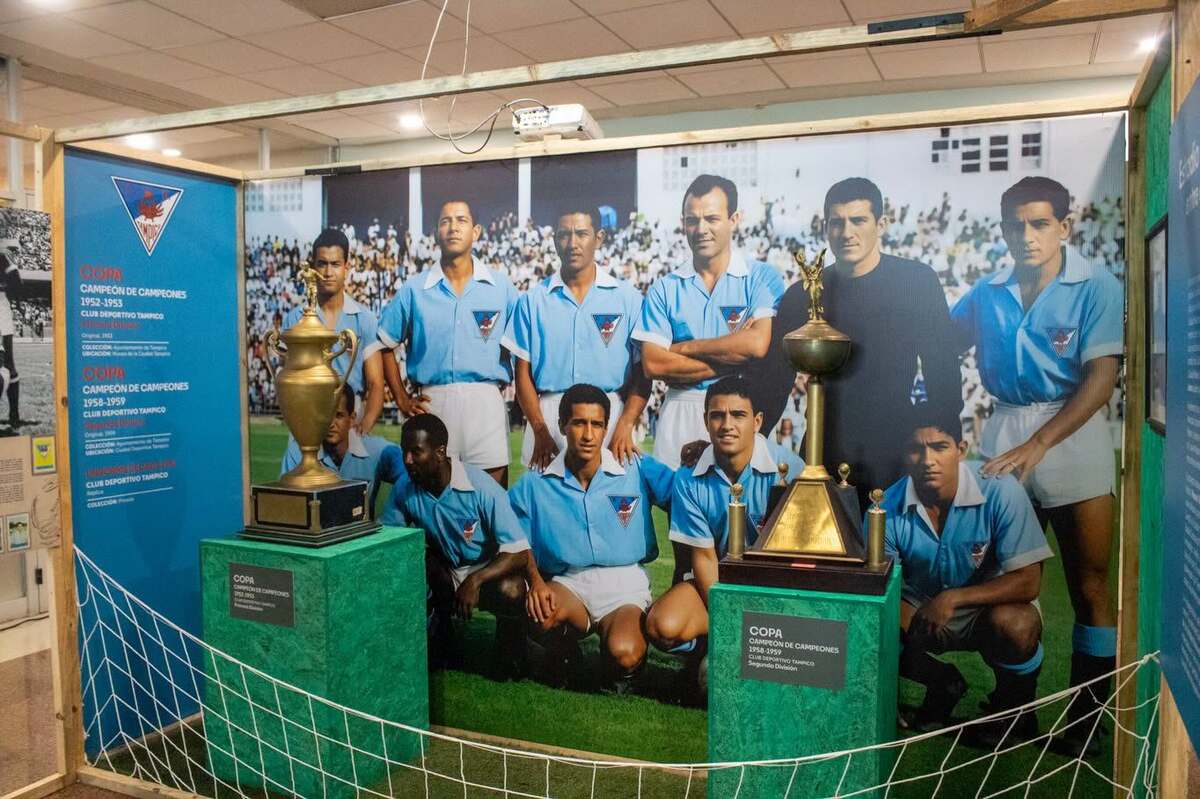 La exposición reúne jerseys históricos, balones oficiales, fotografías y objetos que muestran la evolución del futbol | Gobierno de Tamaulipas