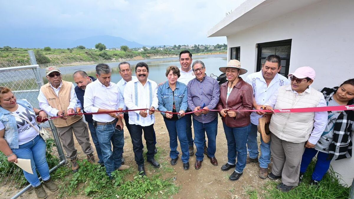 La gobernadora Delfina Gómez Álvarez supervisó la instalación de la geomembrana impermeable. | Especial