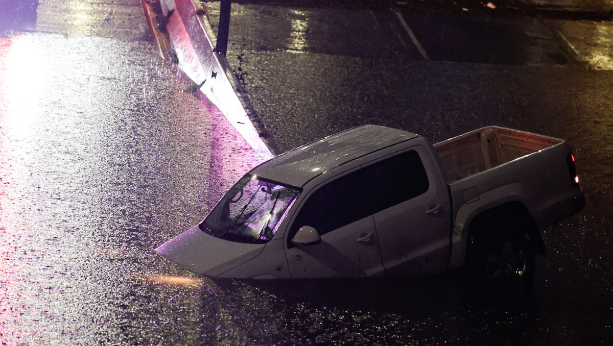 Inundaciones por lluvias en Puebla dejan vehículos atrapados en el Bulevar 5 de Mayo | Agencia Es Imagen