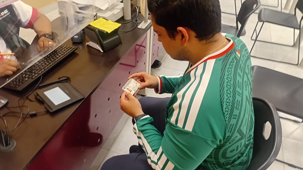 Joven recibiendo su nueva Credencial para Votar con Fotografía | INE Tamaulipas