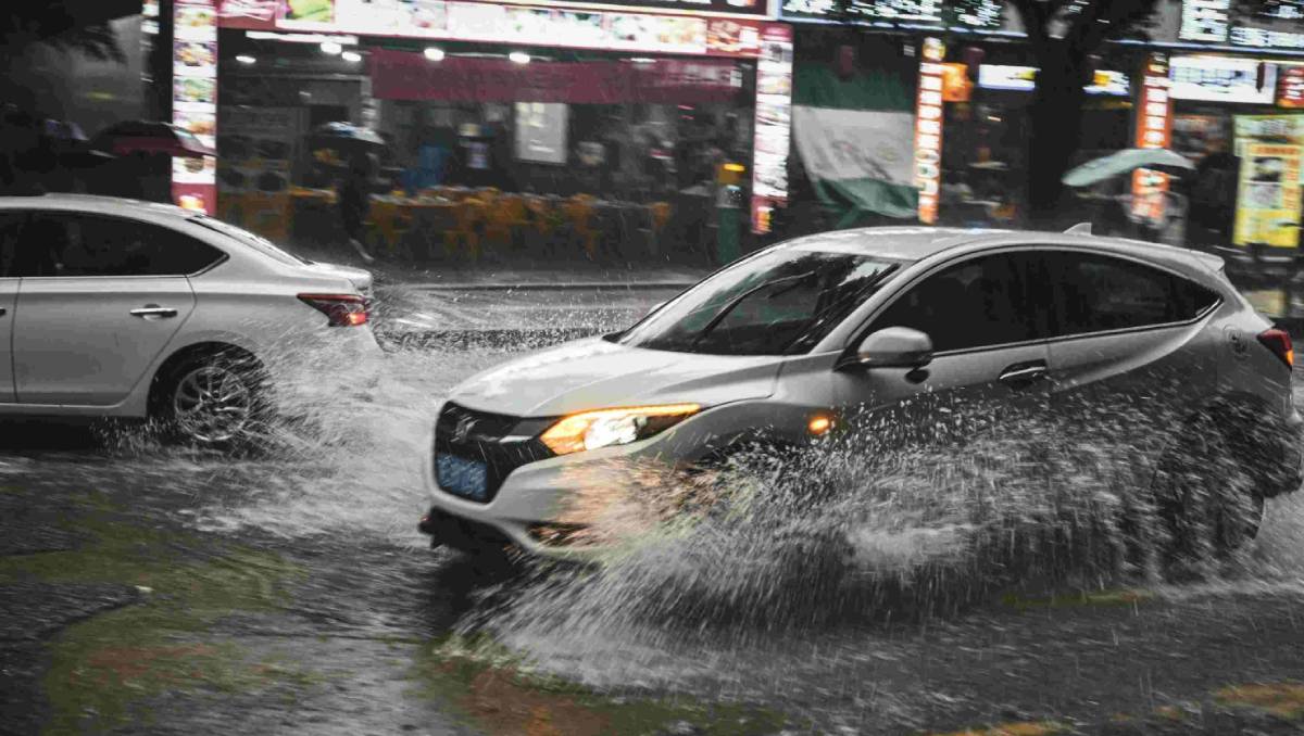Lluvias atípicas afectan zonas, dejando casas y vehículos bajo el agua. | Foto: Especial