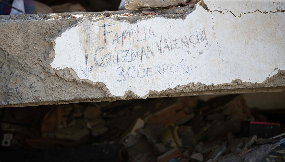 Un mensaje durante las labores de búsqueda de personas desaparecidas este lunes, en La Guaira. | Foto: EFE