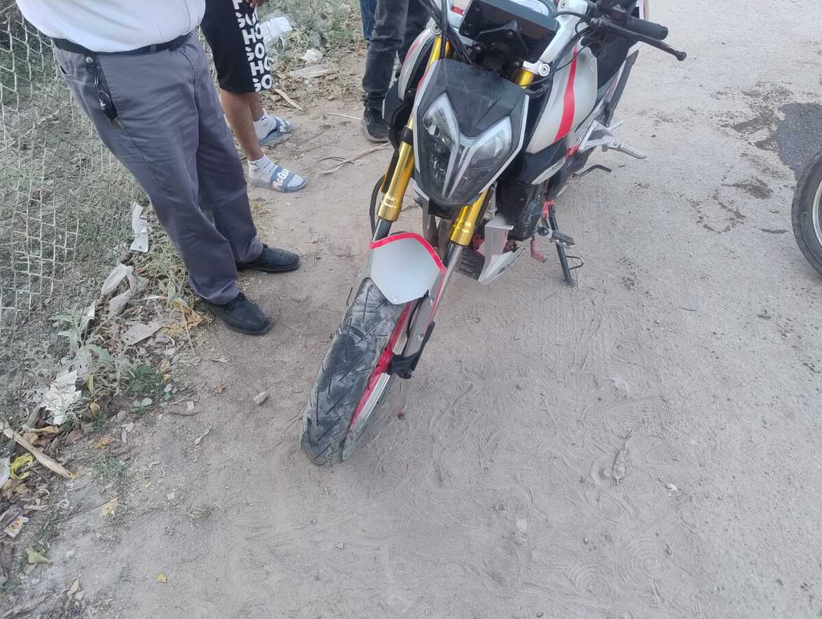 Dos motociclistas colisionaron en el ejido San Felipe por presunta falta de precaución y exceso de velocidad.| Especial.