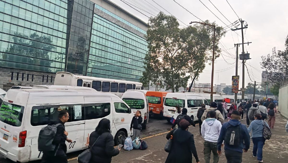 Operadores de la ruta 2 complicaron el acceso al paradero y al Metro. | Foto: RRSS (Vecinos Naucalpan)