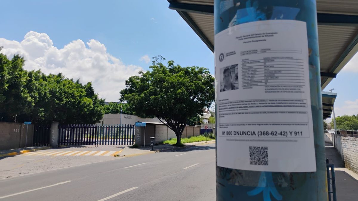Parada del camión frente a las instalaciones de la UTL. | Juan Carlos Romero
