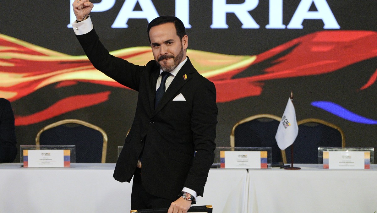 El presidente electo de Colombia, Abelardo de la Espriella, alza el puño tras recibir sus credenciales del Consejo Nacional Electoral en Bogotá. | AP