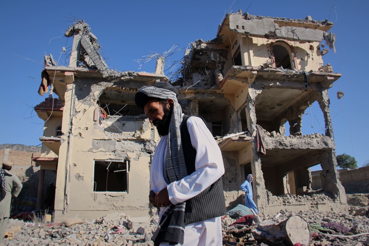 Vecinos pasan entre los escombros tras bombardeo en Afganistán |Foto: AP