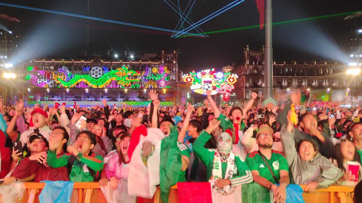 Aficionados celebran primer gol de la Selección Mexicana.