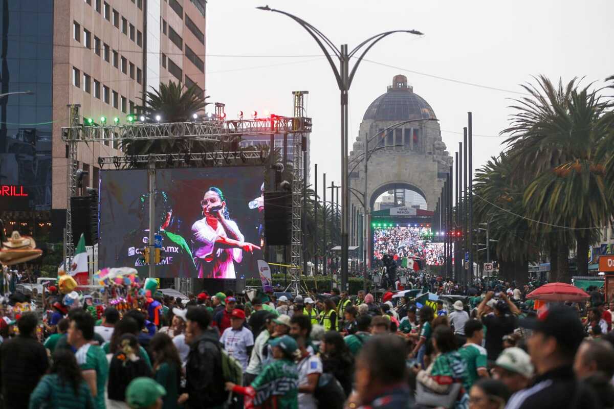 Aficionados se reúnen en Monumento a la Revolución.