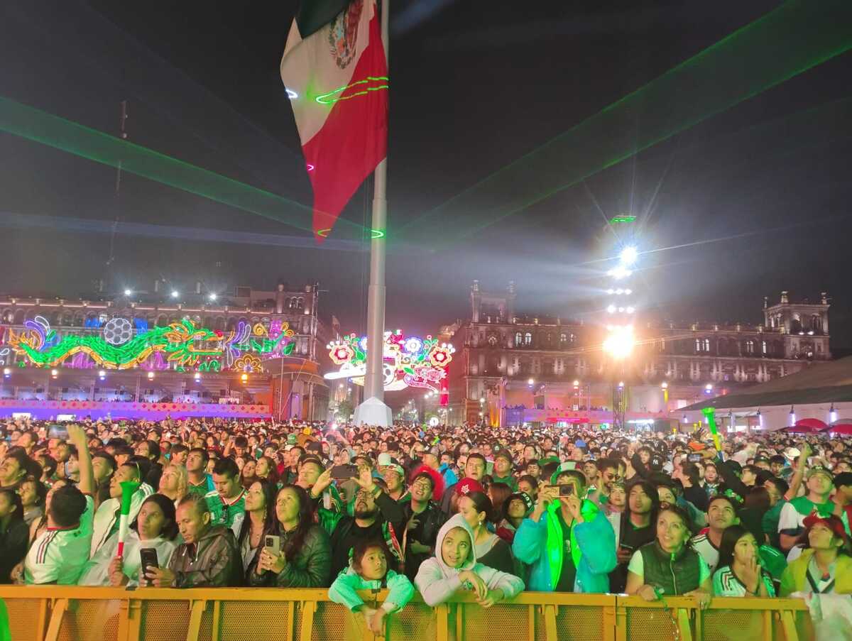 Aficionados viendo partido en Zócalo de la Ciudad de México.