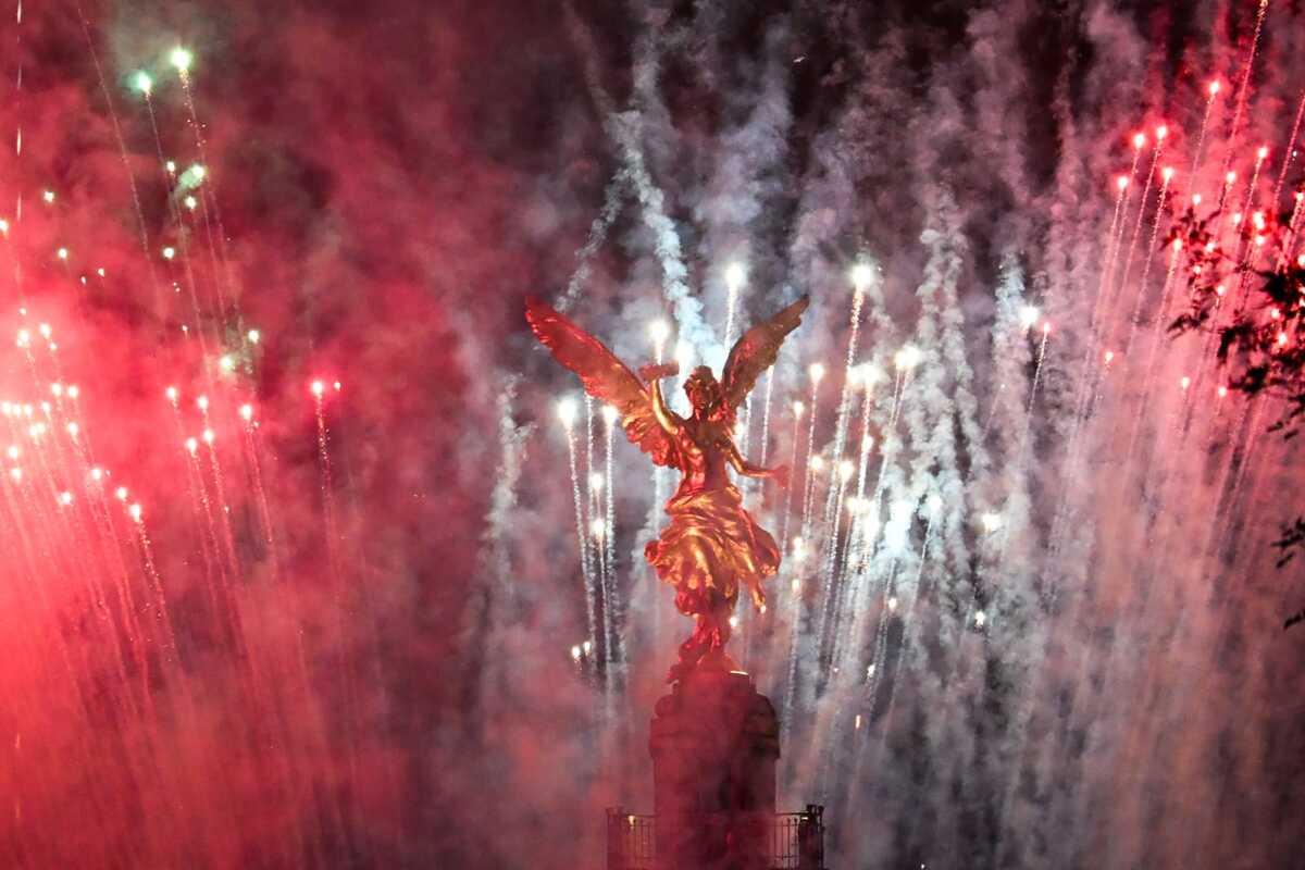 Ángel de la Independencia rodeado de fuegos artificiales por celebraciones tras partido de México. | Foto: Daniel Augusto